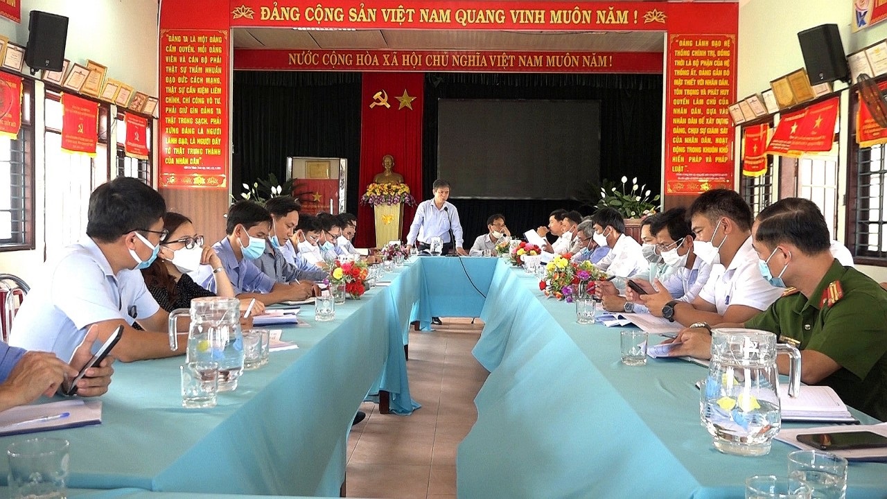 Chủ tịch UBND huyện Thăng Bình Võ Văn Hùng làm việc với lãnh đạo xã Bình Tú