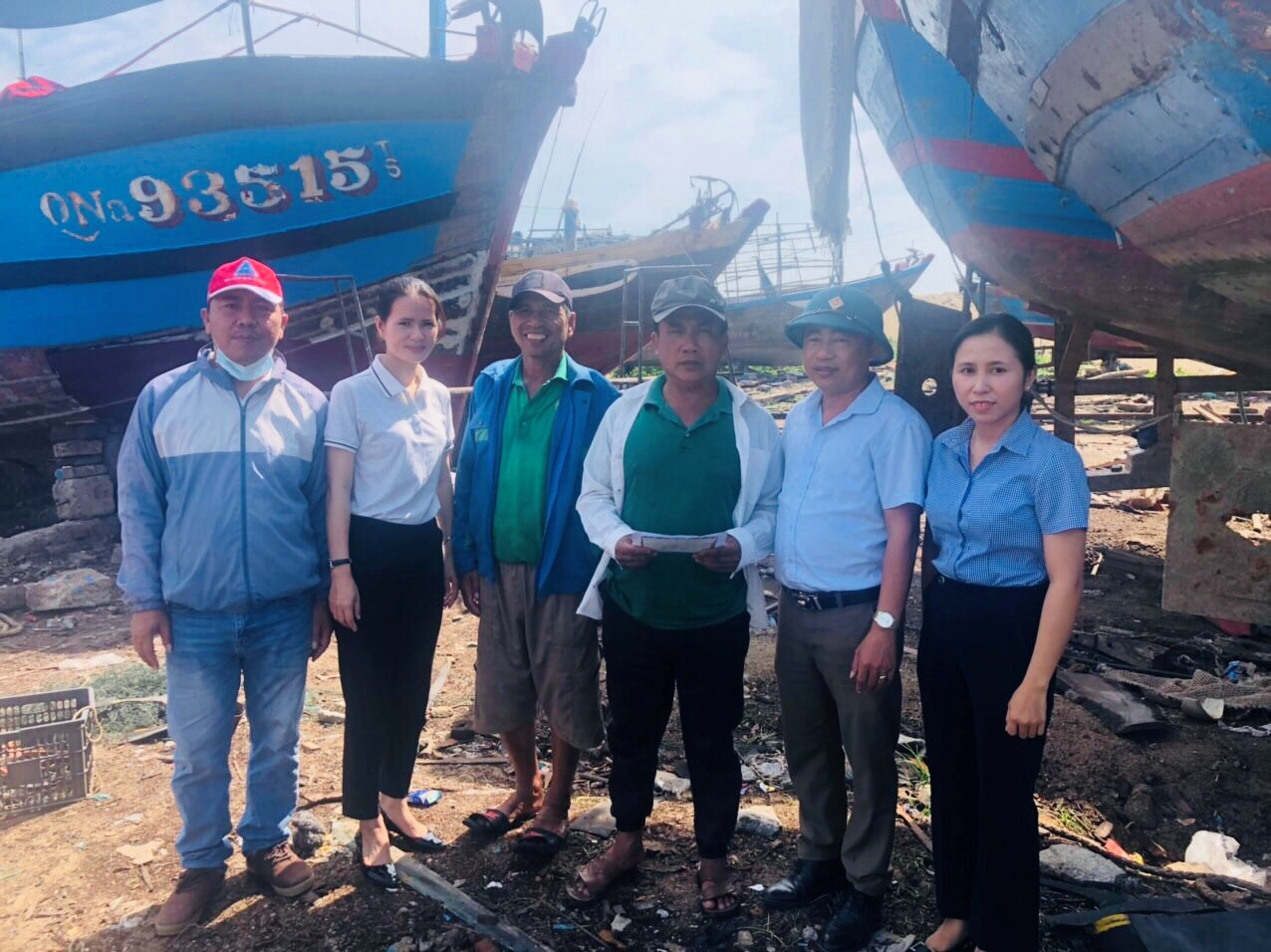 Xã Bình Minh trao 5 triệu đồng hỗ trợ tàu cá bị chìm