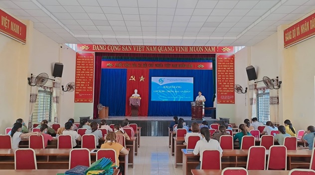 Chiều ngày 20/6/2022 Hội LHPN xã Bình Dương phối hợp với Trung tâm dạy nghề và hỗ trợ Nông dân Tỉnh Quảng Nam khai giảng lớp nghề “Trồng rau an toàn”