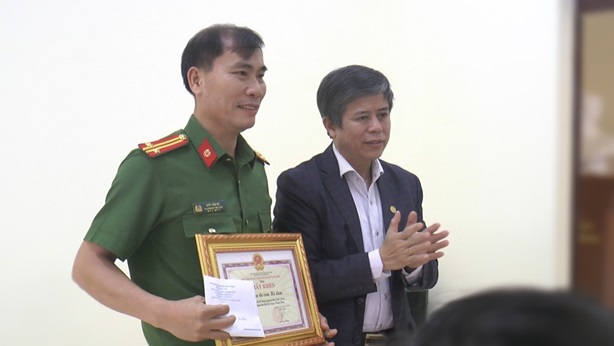 Khen thưởng đột xuất Công an thị trấn Hà Lam trong công tác phòng chống tội phạm