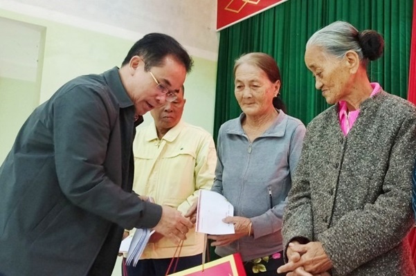 Phó Chủ tịch UBND tỉnh Trần Anh Tuấn tặng quà tết người dân  xã Bình Hải
