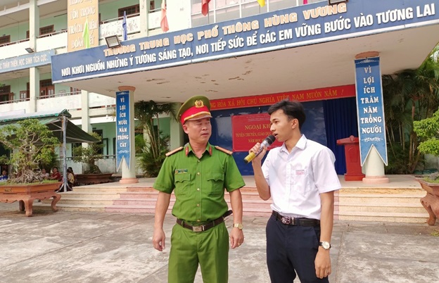 Công an huyện tổ chức tuyên truyền pháp luật cho học sinh trường THPT Hùng Vương