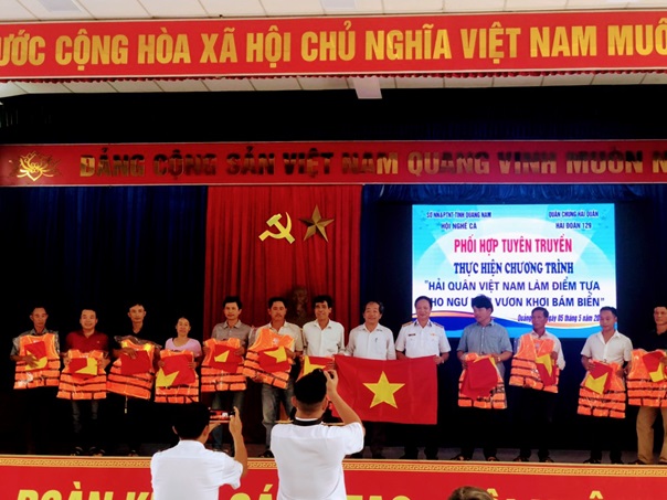 Tuyên truyền thực hiện chương trình  “Hải quân Việt Nam làm điểm tựa cho ngư dân vươn khơi bám biển”