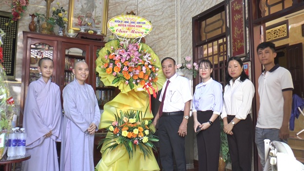 Đồng chí Lê Quang Hạt - Phó Bí thư Thường trực Huyện ủy thăm các chùa nhân Lễ Phật Đản - Phật lịch 2567