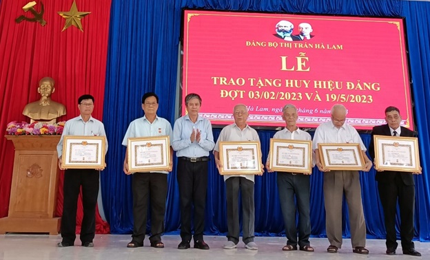 Thị trấn Hà Lam tổ chức Lễ tặng huy hiệu Đảng cho 25 đồng chí