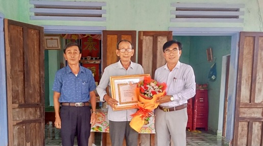 Trao tặng Huy hiệu 60 năm tuổi Đảng đợt 2/9 cho Đồng chí Đặng Phước Biệu - Thôn Duy Hà, xã Bình Dương