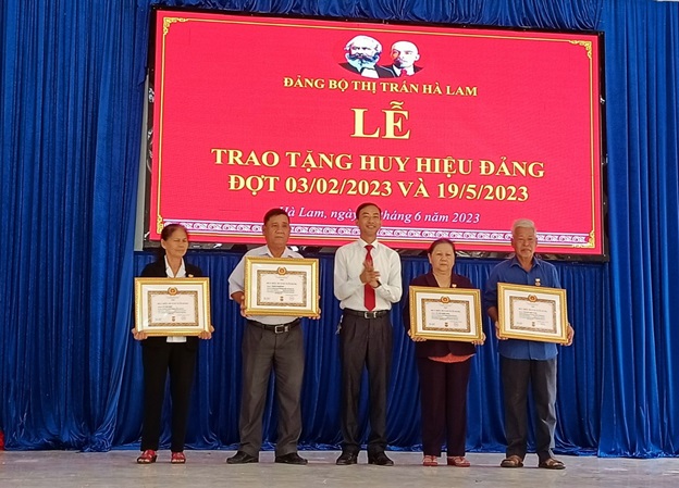 Thăng Bình có 84 đảng viên được vinh dự đón nhận Huy hiệu Đảng nhân dịp Quốc khánh 2/9