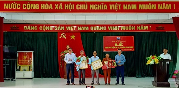 Bình Phú trao huy hiệu đảng cho đảng viên