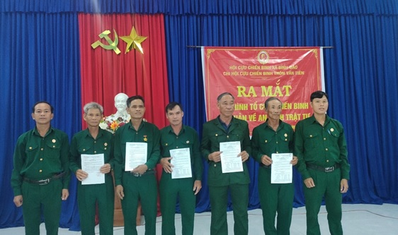 Chi hội CCB thôn Vân Tiên, xã Bình Đào ra mắt mô hình "Tổ CCB tự quản về an ninh trật tự"