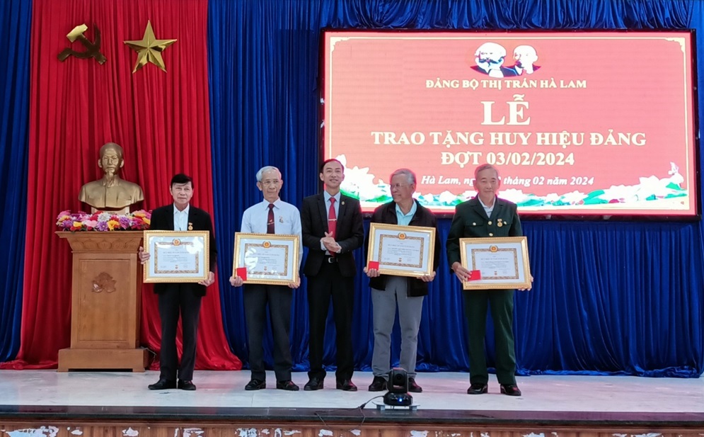 Đảng bộ thị trấn Hà Lam trao Huy hiệu Đảng cho 18 đảng viên