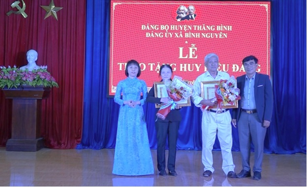 Bình Nguyên: Lễ trao huy hiệu đảng và kỷ niệm 94 năm ngày thành lập Đảng Cộng sản Việt Nam