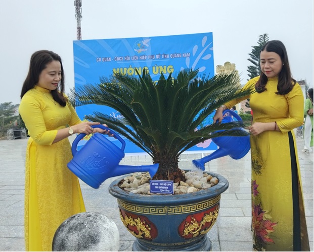 Hội LHPN tỉnh Quảng Nam trồng cây xanh tại Đài tưởng niệm cuộc đấu tranh Hà Lam – Chợ Được